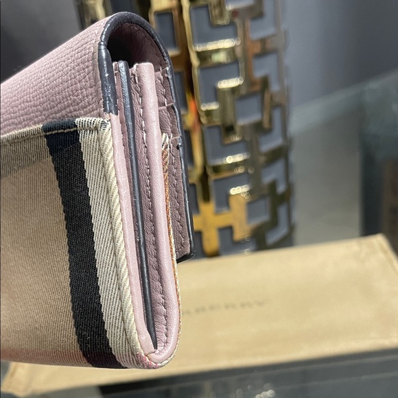 Burberry Pink and Beige Wallet NWOT IN BOX AND FULL INCLUSION - Picture 9 of 11